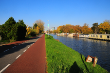 903662 Gezicht op de Kanaalweg te Utrecht, met rechts de woonboten in het Merwedekanaal.